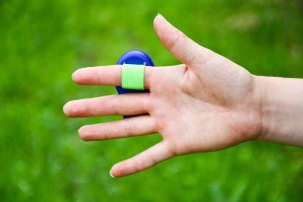 Producten: Ringclicker voor clickertraining met voerbeloningen. Hou je handen vrij tijdens het trainen met voerbeloningen door deze ringclicker. De ringclicker bevestig je om je vinger met elastiek.